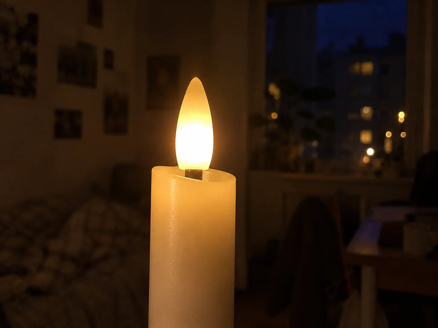 Närbild på den fladdrande LED-lågan